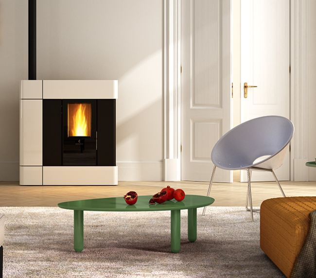 Salon moderne avec poêle et table basse verte.
