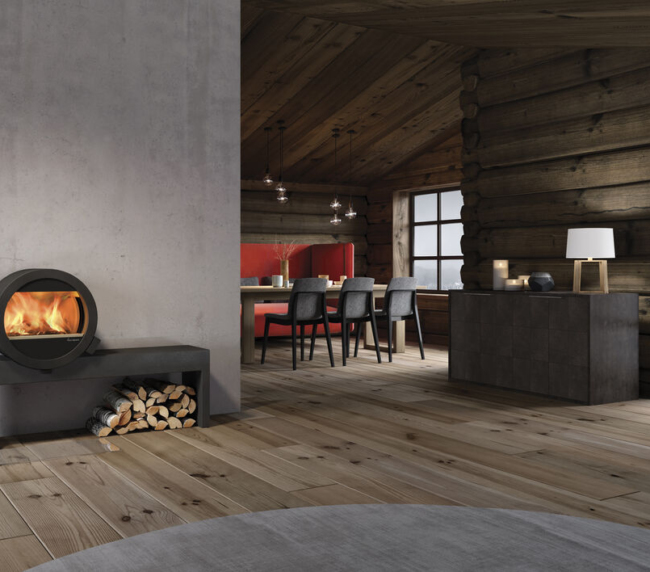 Salon chalet moderne avec poêle et table.