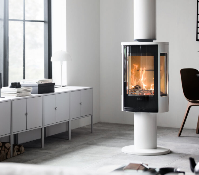 Poêle à bois moderne dans salon lumineux.