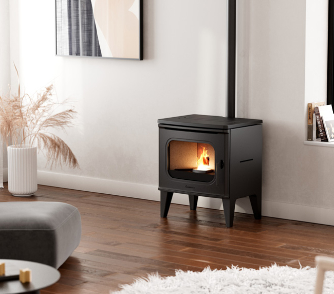 Poêle à bois moderne dans salon lumineux.