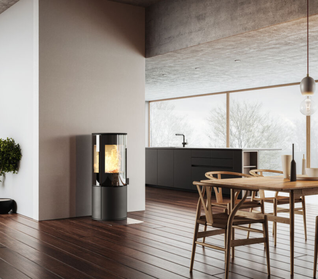 Salon moderne avec poêle à bois, grandes fenêtres.