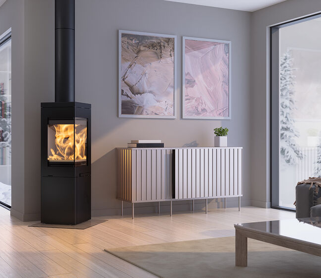 Salon moderne avec cheminée et neige extérieure.