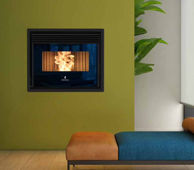 Cheminée moderne intégrée, feu vif.