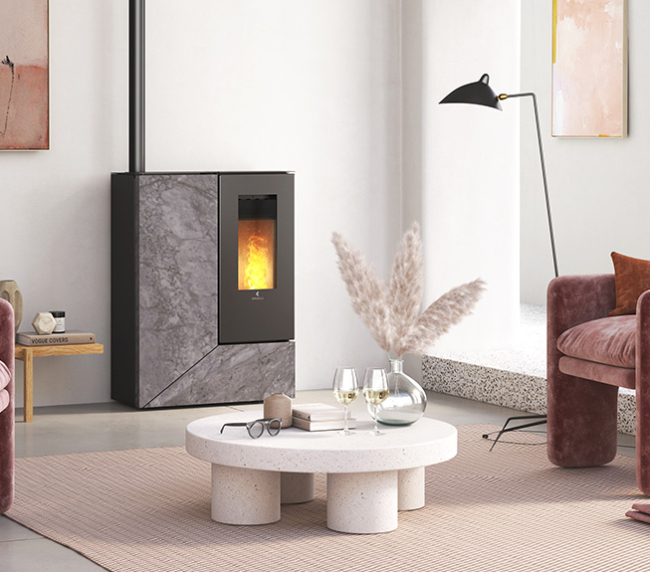 Salon moderne avec poêle en marbre et fauteuils