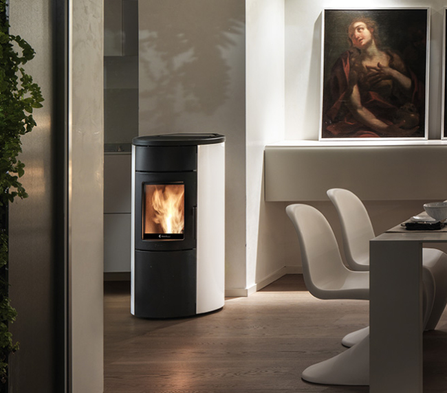 Poêle à bois design moderne dans une salle à manger.